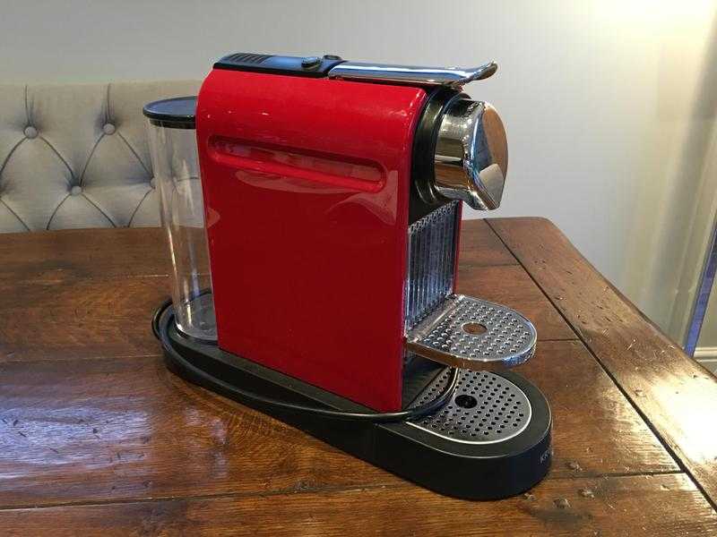 Nespresso CITIZ Coffee Machine - RED - Great condition, Just had Full service