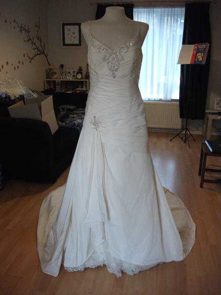 New-without-tags-Benjamin Roberts 1061 Ivory A-Line Wedding Dress size 12