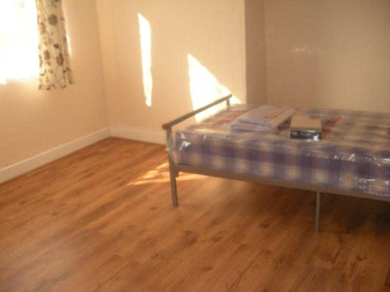 Newly decorated and partly furnished 2 Bed House in RUSHDEN
