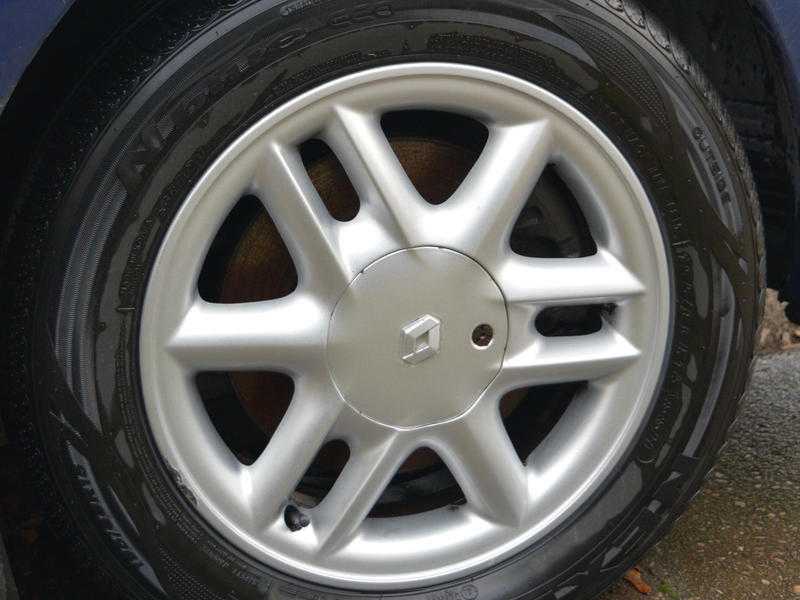 Nexen Nblue Eco 195 60 R15 88H car tyre with 15in Renault alloy wheel