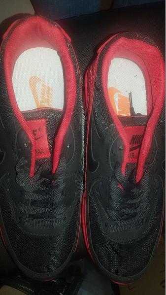 NIKE AIRMAX RED BLACK SIZE 5