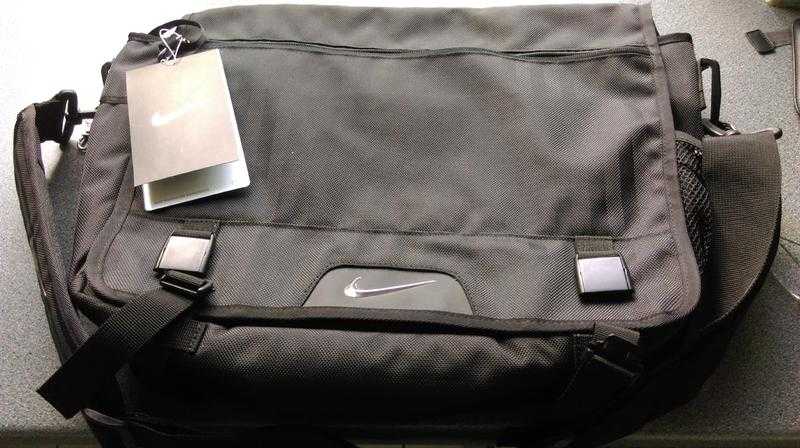 NIKE DEPARTURE MESSENGER TRAVEL BAG