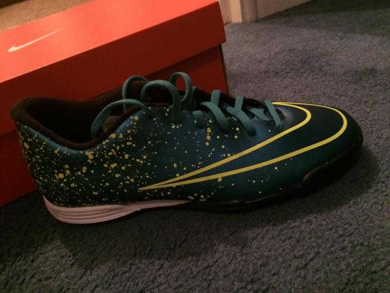 nike size 7 mercurial vortex II.