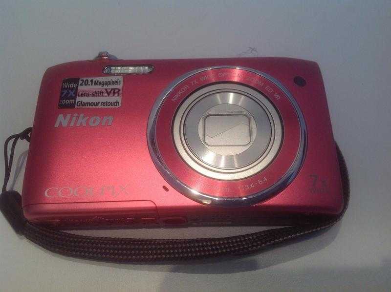 Nikon Coolpix S3500 pink digital camera and case slim, lightweight, compact