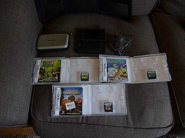 NINTENDO DS LITE ampTHREE GAMES AGE GROUP 3-12 YEARS