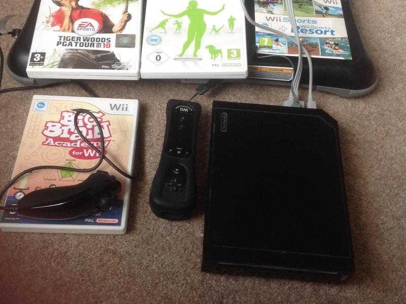 NINTENDO Wii  BALANCE BOARD AND GAMES