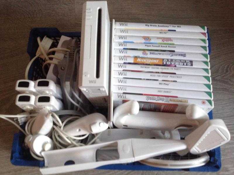 NINTENDO WII CONSOLE WITH 4 CONTROLLERS 4 NUNCHUCKS 11 GAMES