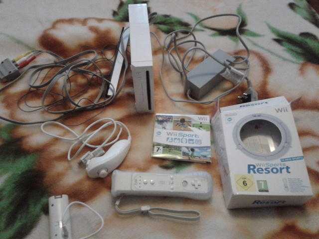 Nintendo Wii with Wii Sports, Wii Motionplus and Nunchuck controller