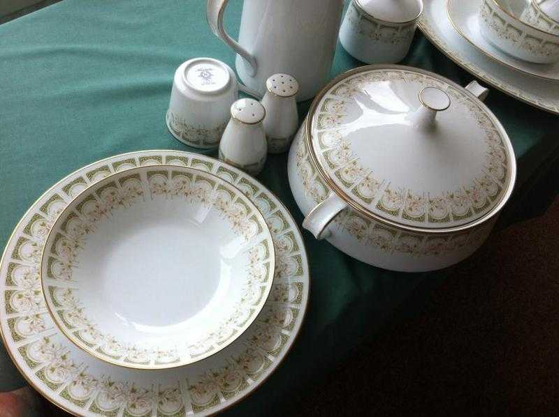 NORITAKE SONIA DINNER SET