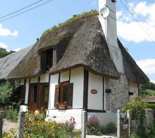 Normandy Thatched Cottage holiday let near Honfleur - 2 bedrooms, Wifi, UK tv, pets welcome