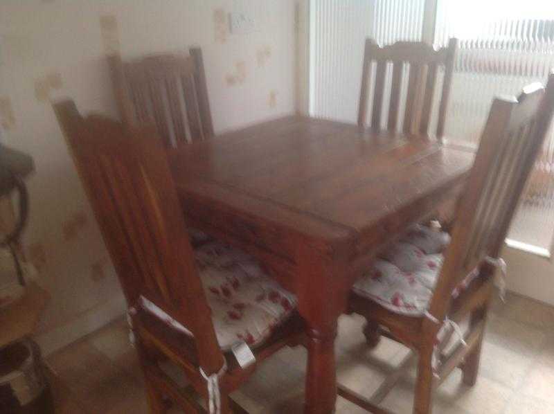 Oak extendable table amd Four matching chaire