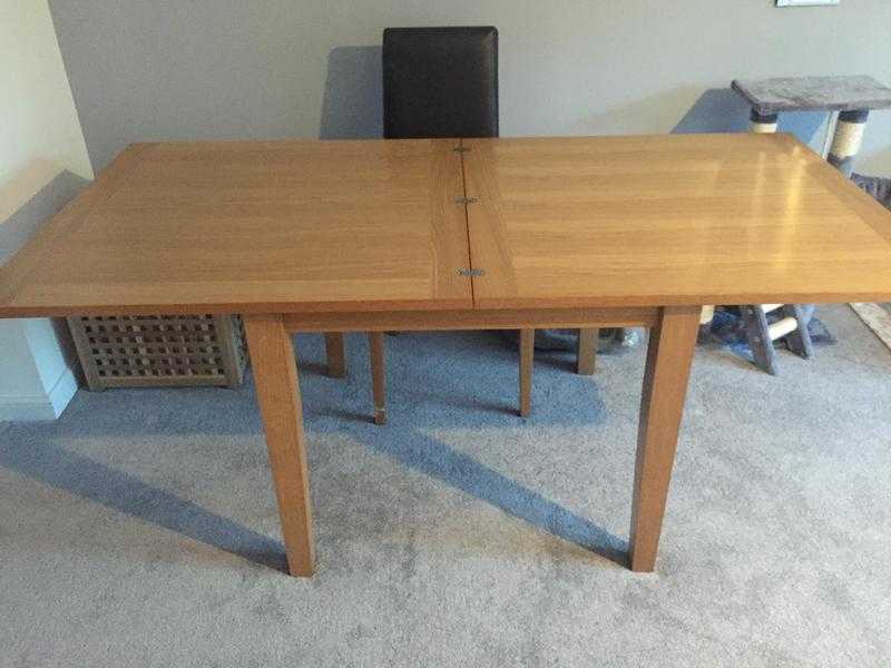 Oak veneer extending table