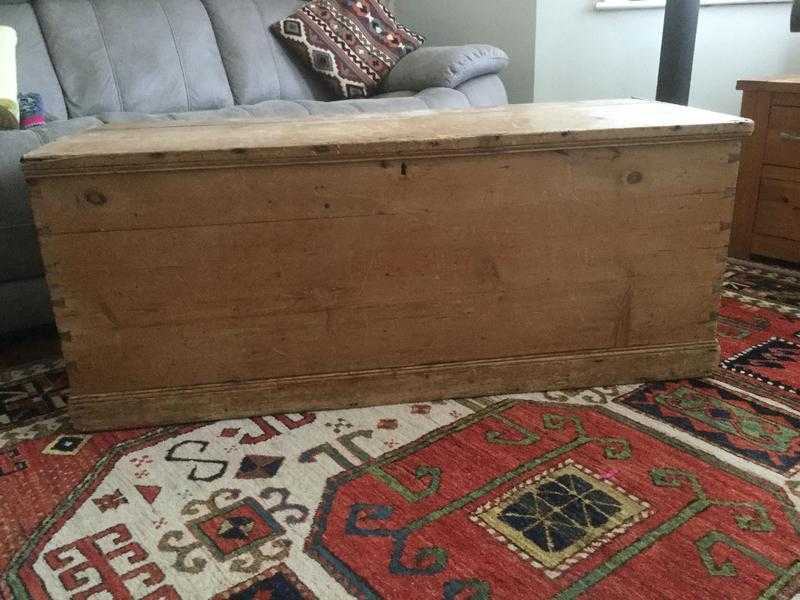 OLD PINE BLANKET BOX