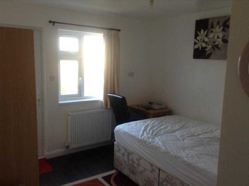 One large single bedroom in Tilgate, Crawley