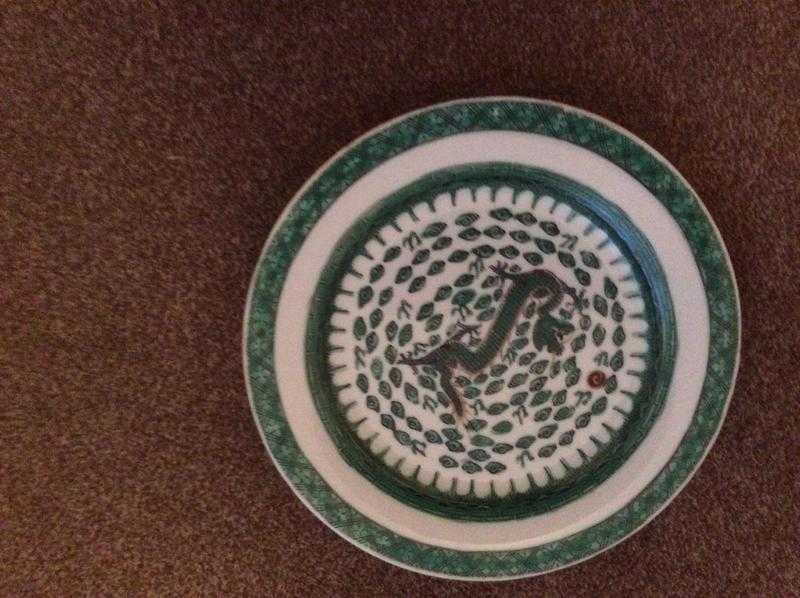 ORNAMENTAL GREEN CHINESE PLATE WITH DRAGON DESIGN