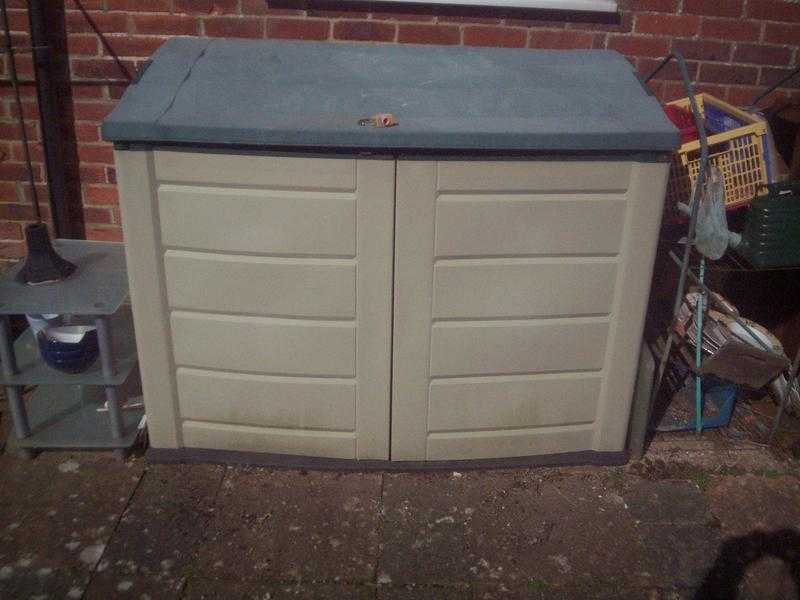 Outdoors storage unit