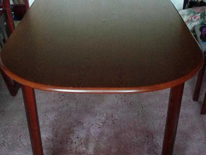 OVAL DINING TABLE WITH MAHOGANY FINISH