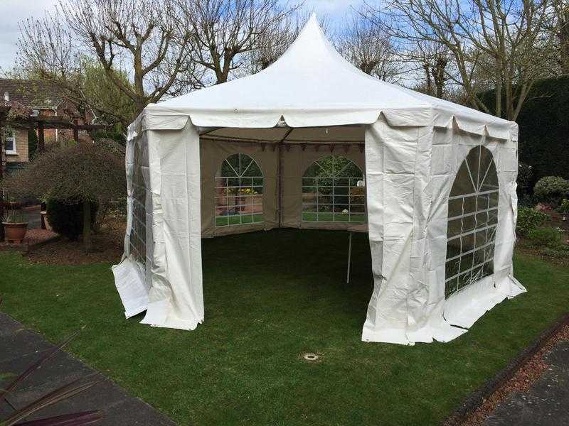 Pagoda  Marque 6.8 x 5 m plus matting