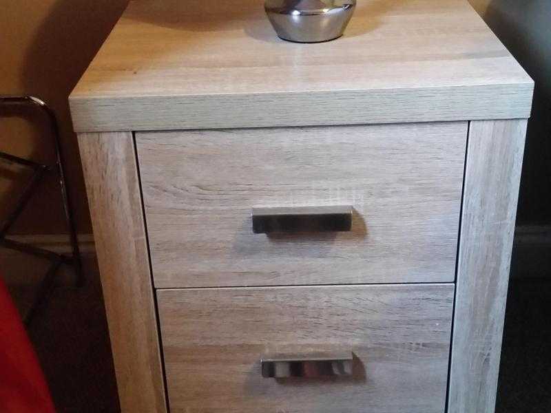 Pair bedside cabinets and four drawer chest