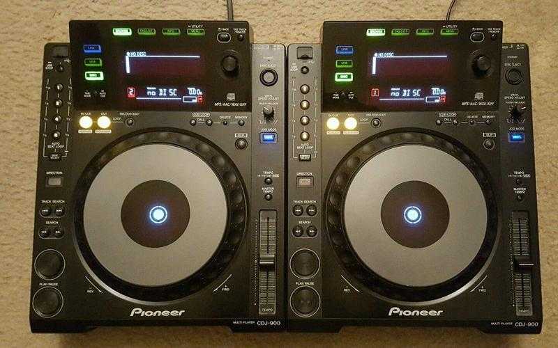 Pair of Pioneer CDJ 900 with DJM 850