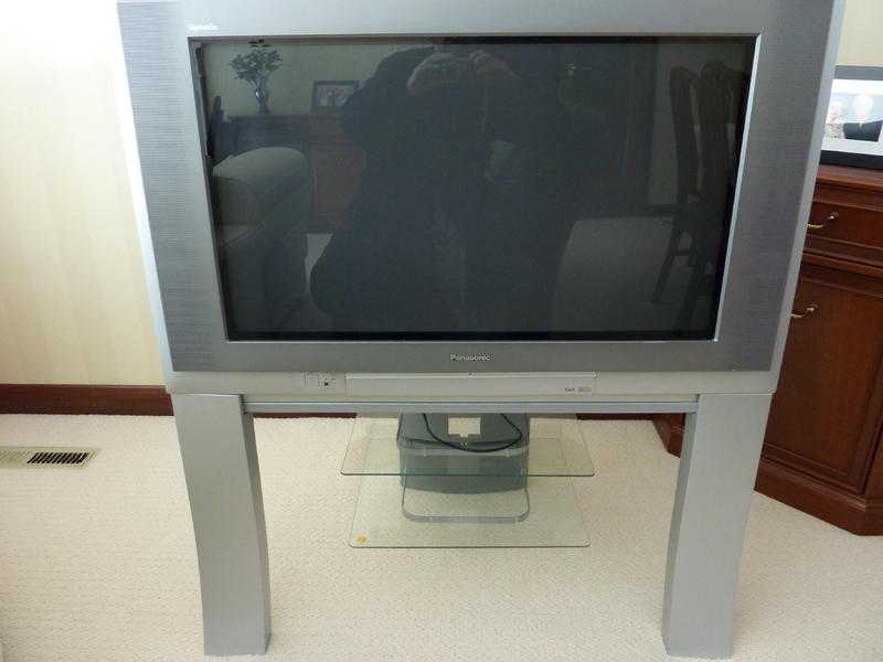 Panasonic digital 32quot television model TX-32DTX1with matching stand and remote control. GWO