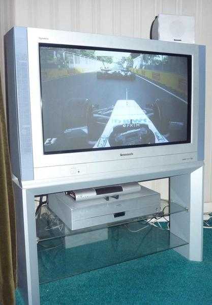 Panasonic Quintrix 32 TV (CRT) Dolby  stand. Model TX-32PB50