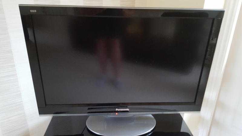 Panasonic TX-L32V10B 32 -inch Widescreen Full HD 1080p LCD TV with Freesat HD amp Viera Cast