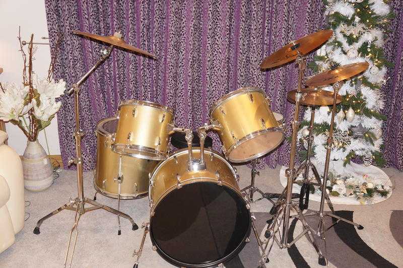 Pearl Forum 5 Piece Drum Set  4 Zildjian Cymbals