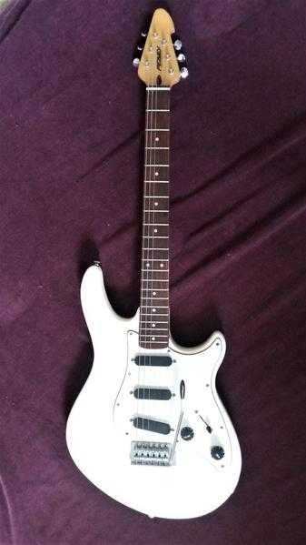 PEAVEY Raptor Special. All White, in near immaculate condition. Very light, great starter instrument