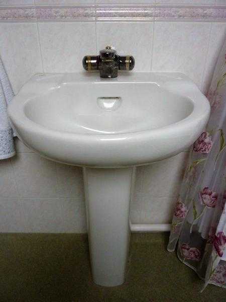 Pedestal Wash Basin with mixer taps, in white