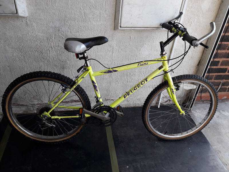 Peugeot Flame bike. 18 speed. 24 inch wheels (Suit 9 yrs to 12 yrs).