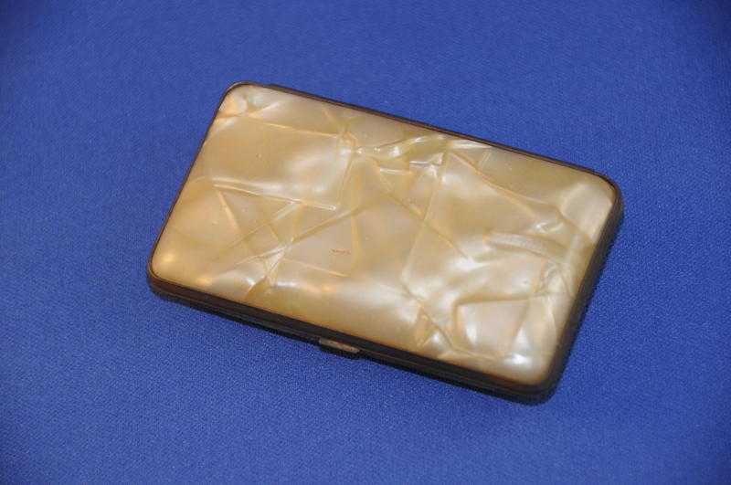 Phenolic Bakelite Ladies Cigarette Case. Vintage 1930039s Pearlised Marble Effect Yellow Gold Colour