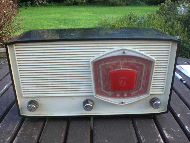 Philips Bakelite Valve Radio