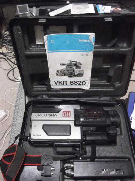 Philips VKR6820 full-size VHS videocamera with hard carry case