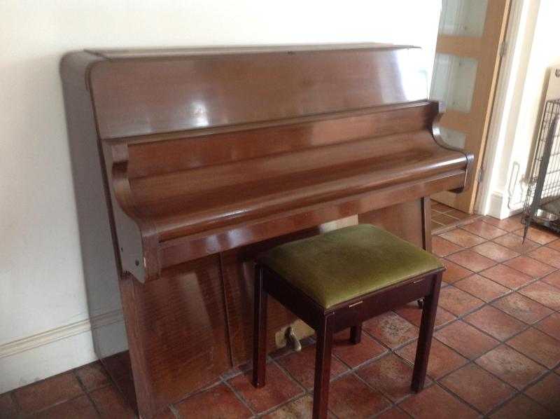 Piano (upright Bentley)