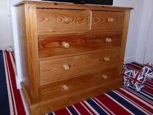 Pine 5 drawer chest of drawers.