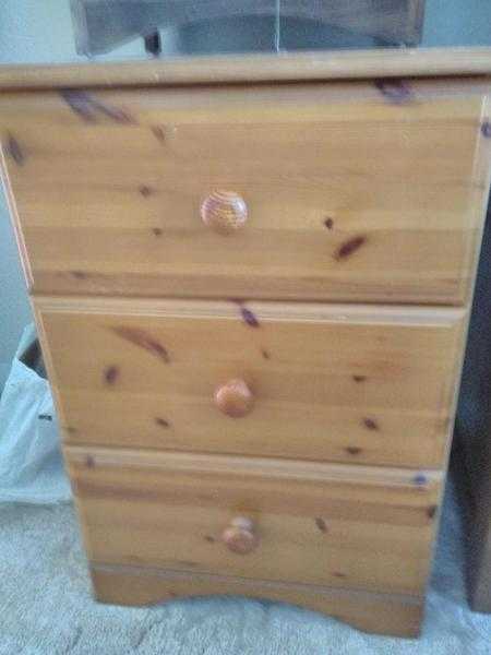 Pine chest of drawers