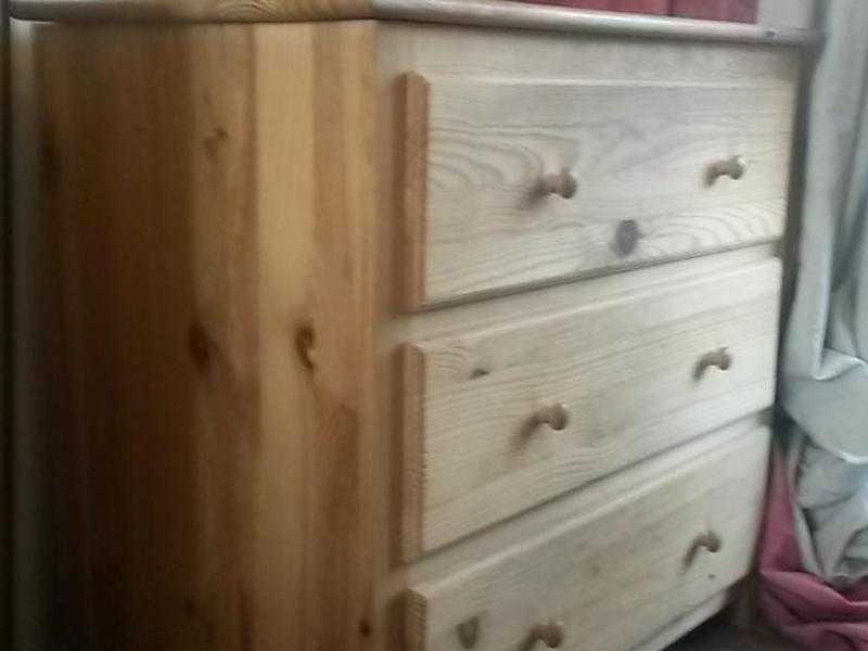 Pine chest of drawers