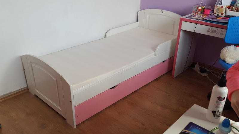 Pine solid bed