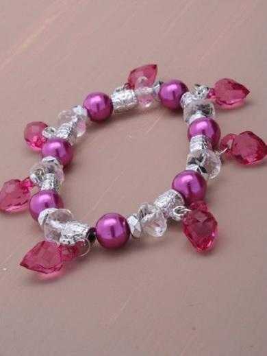 Pink coloured bead stretch bracelet with heart bead charms. - JTY014