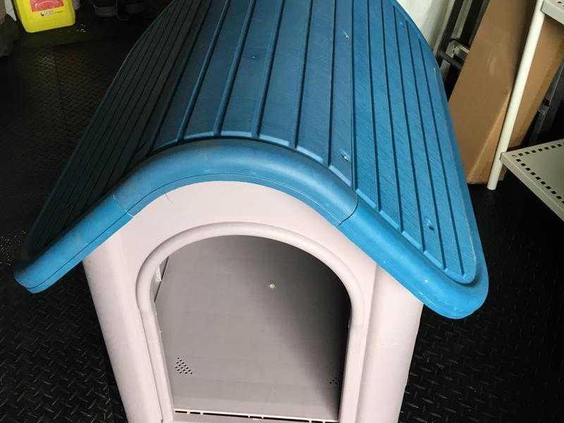 PLASTIC DOG KENNEL