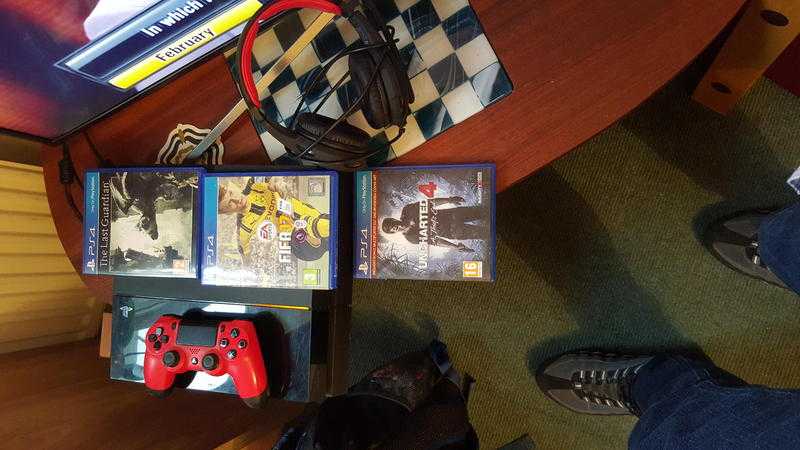 Playstation 4 500gb  with 3 games controller and headset