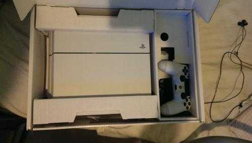 Playstation 4 PS4 500GB - Glacier White Boxed with Controller