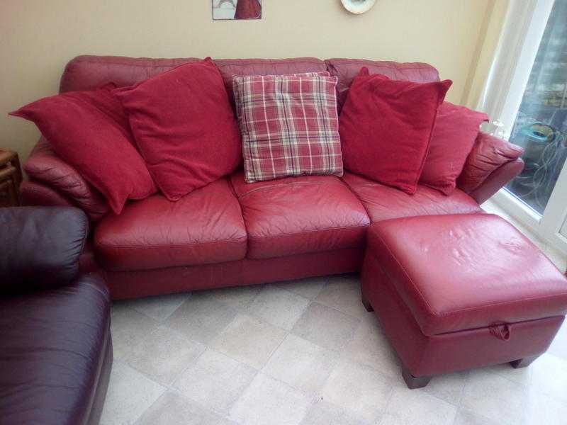 Plum settee amp Settee