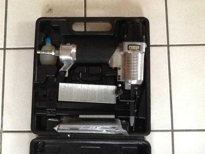 Pneumatic nailingstaple gun