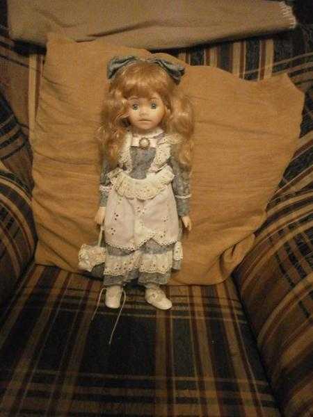 Porcelaine doll 16 inch