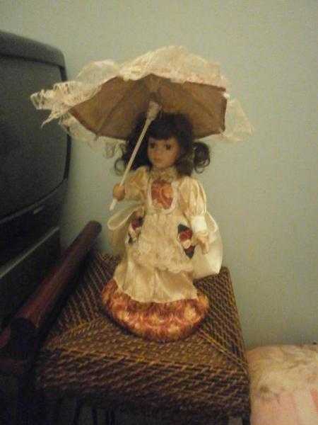 Porcelaine doll lamp