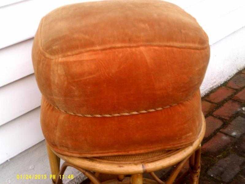 Pouffe gold coloured velour