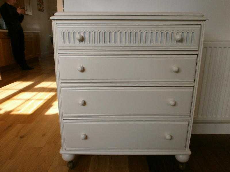 Pretty 1930039s Chest of drawers - good condition