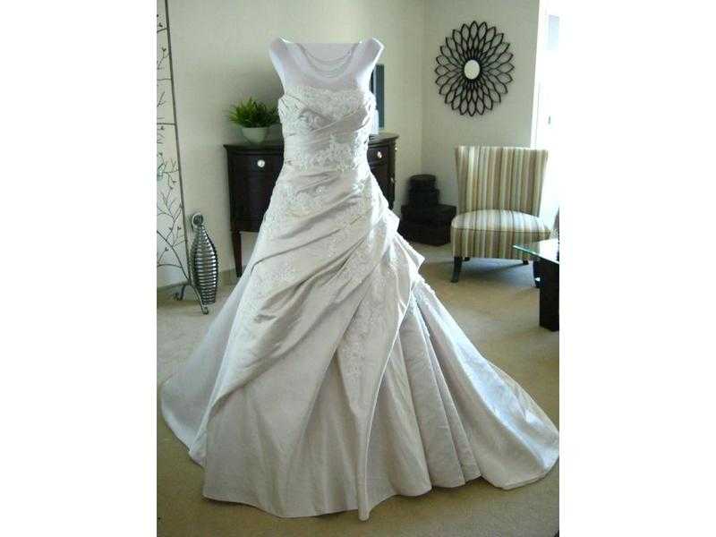 Pronovias quotNicolequot Ex-Display Magnificent Wedding Dress - UK12